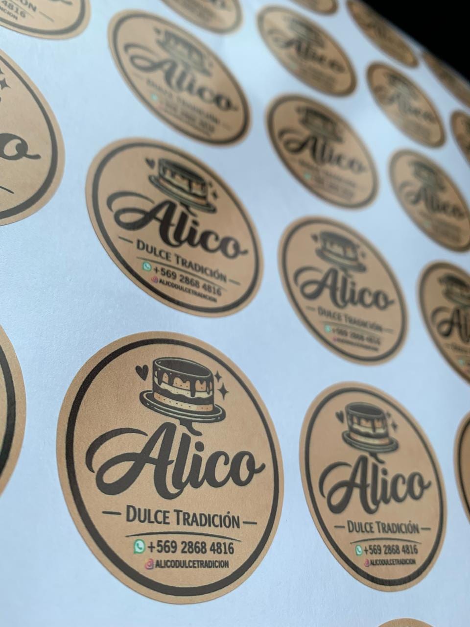 Plancha de stickers con el sello de Alico Dulce Tradición, con el WhatsApp y el Instagram de la casa